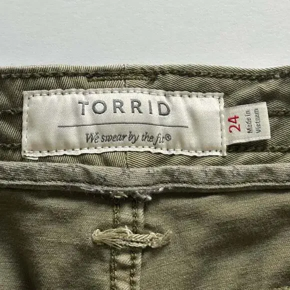 Torrid Olive Green Military Cargo Cuffed Shorts Size 24 - Picture 2 of 6